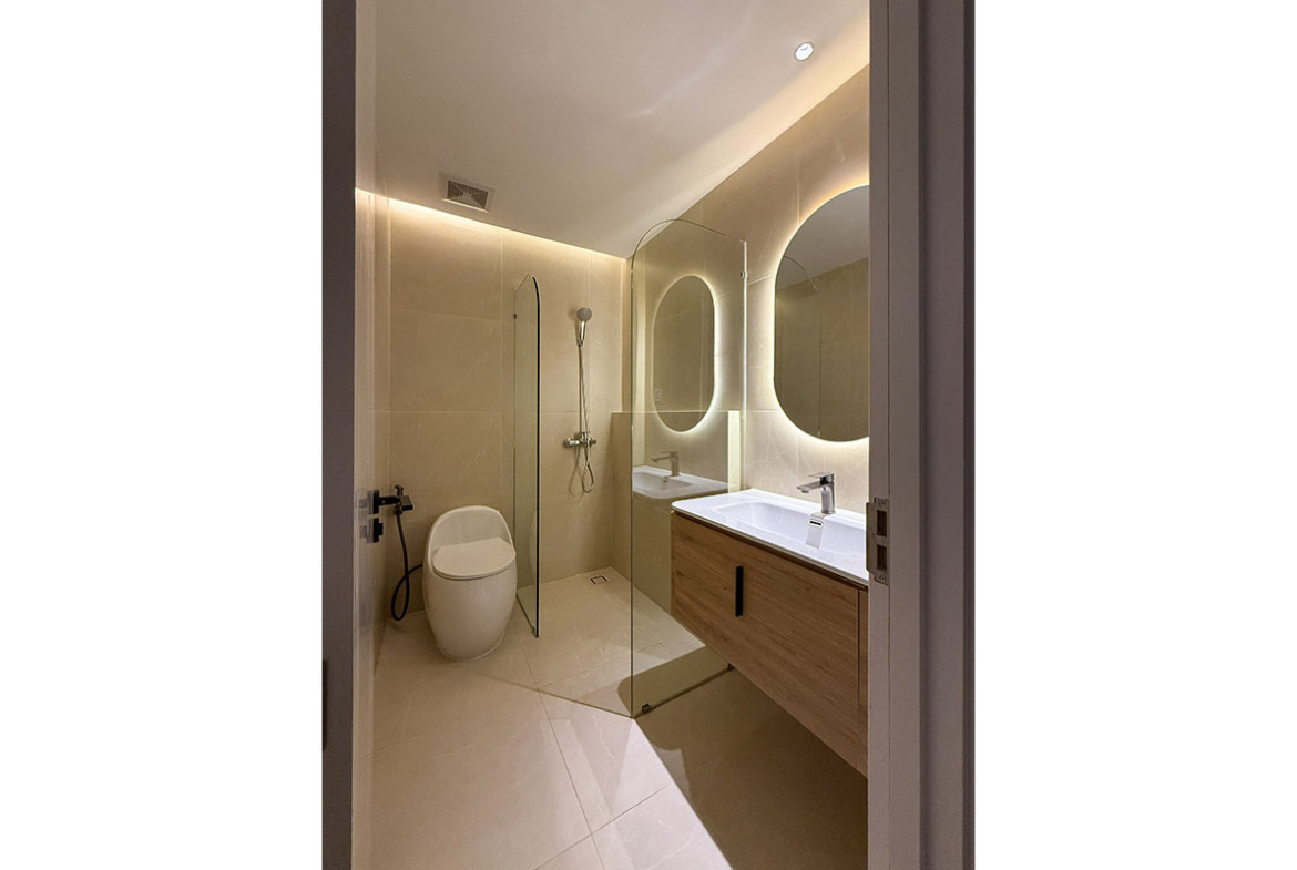 ID 2194 balcony bathroom