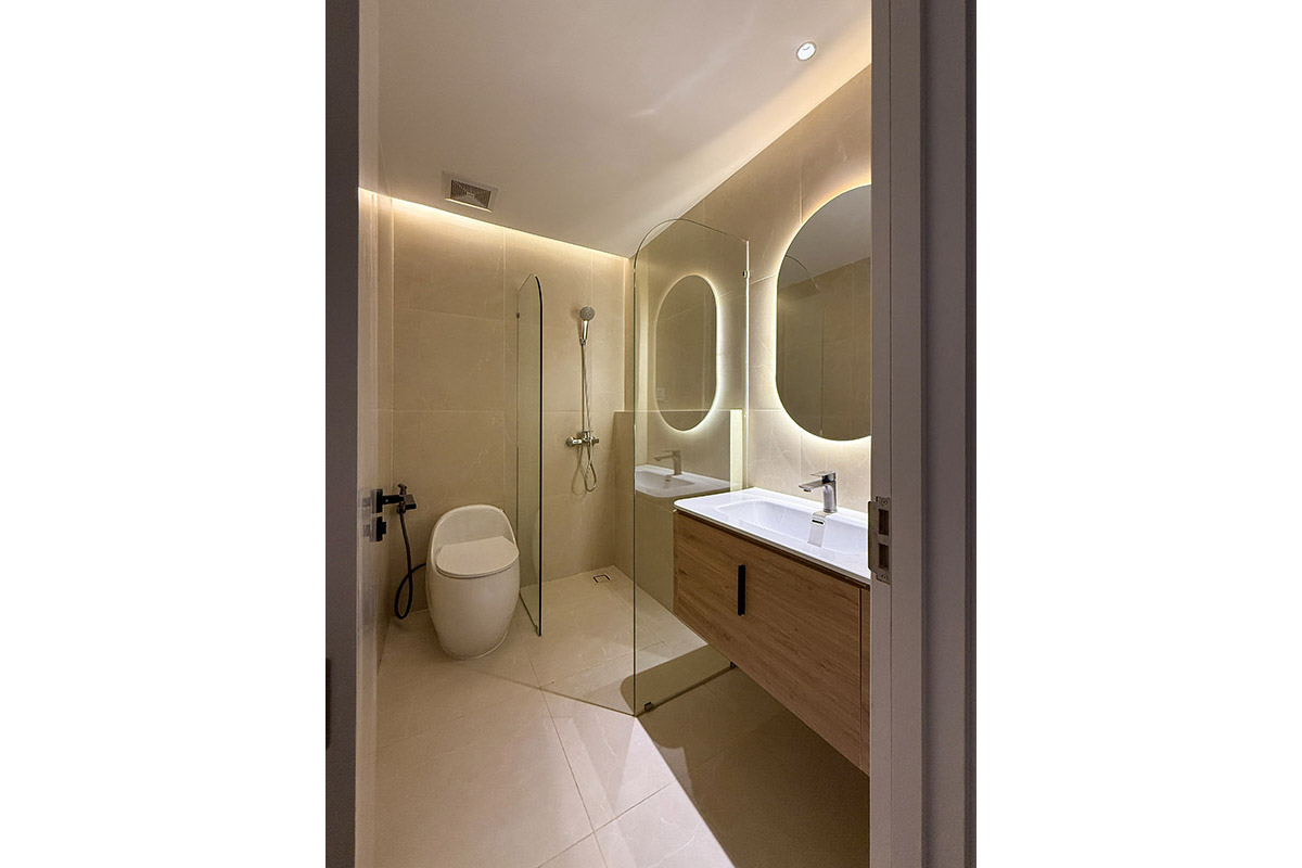 ID 2194 balcony bathroom