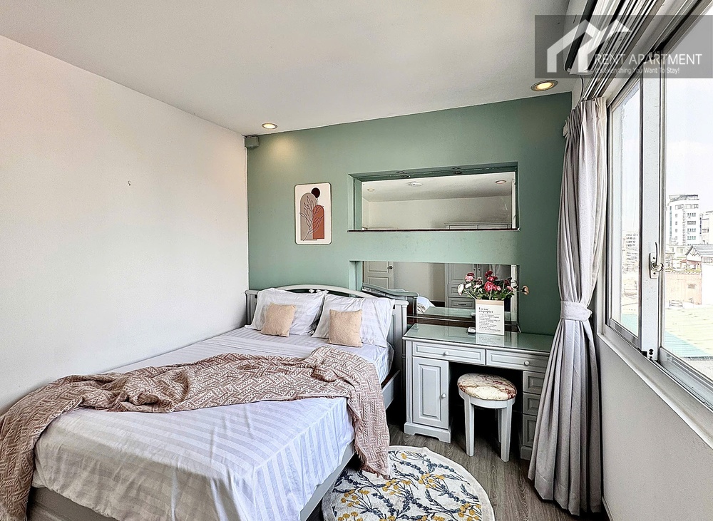 ID 2231 bedroom angle with green accent wall vanity and floral rug