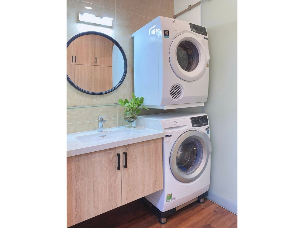 This building is located on Cong Quynh street, a city center location. Tennants can easily move to nearby district such as District 3,4, 10, Phu Nhuan and Binh Thanh. Close to restaurants, coffee shops, supermarket...make it convenient for daily life. Escape from the busy life, this apartment is a peaceful retreat for you after a long day. Living room, kitchen and bedroom are located in separate spaces. Living room set up a sofa and dining table with 2 desks for you can enjoy with your friend and family. Outside, wide balcony looking out green view for coffee morning! Bedroom has window to wake you up every morning. Wood floor throughout. Plus! Apartment is funished. Note: Staircase building, pet friendly, electricity at government rates, no management fee!