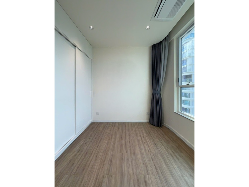ID 2252 empty second bedroom with built in sliding wardrobe