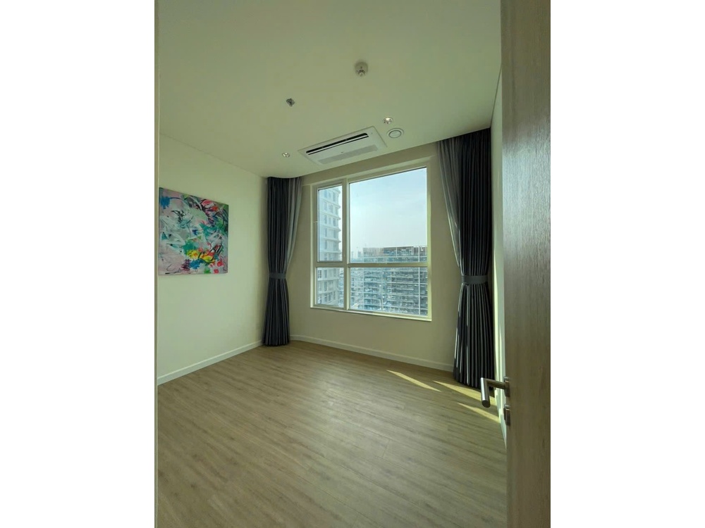 ID 2252 empty second bedroom with wooden floor and city view window