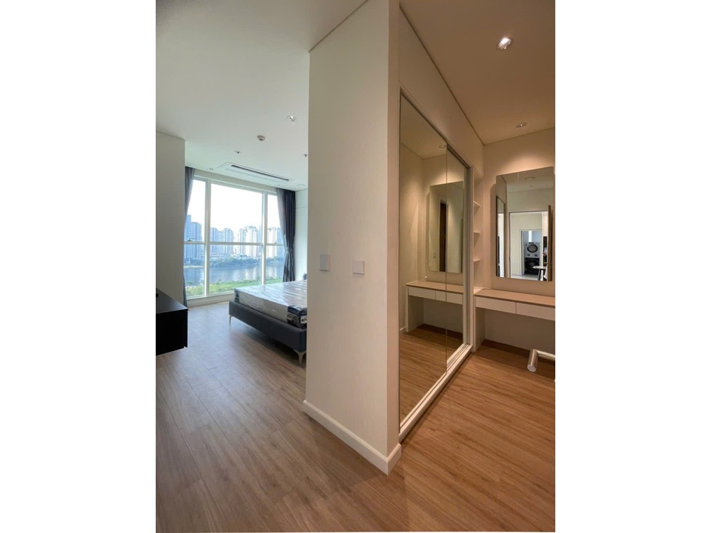 ID 2252 master bedroom vanity dressing table and river view