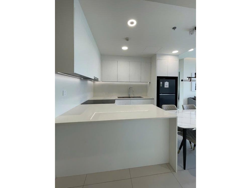 ID 2252 modern white kitchen with island counter cooktop and cabinets