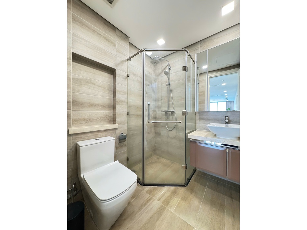 ID 2253 entrance hallway with wooden door and smart lock