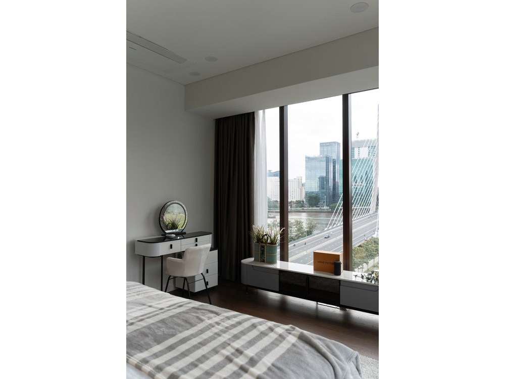 ID 2256 master bedroom vanity makeup desk with round mirror and river view.