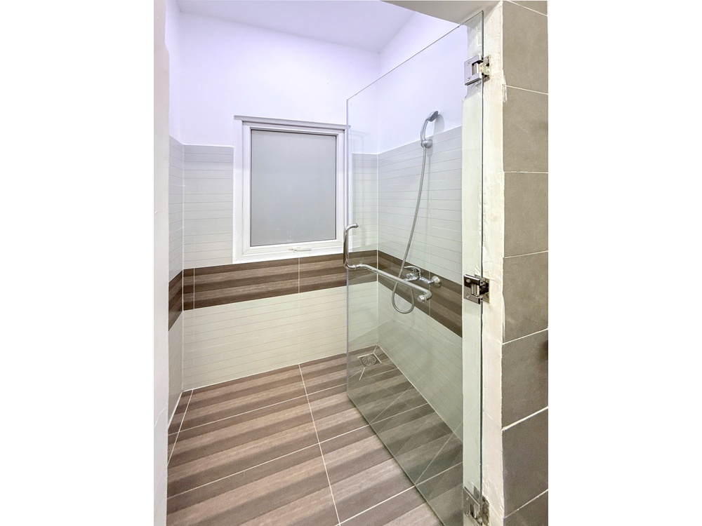 ID 2259 clean bathroom with walk in shower and glass divider