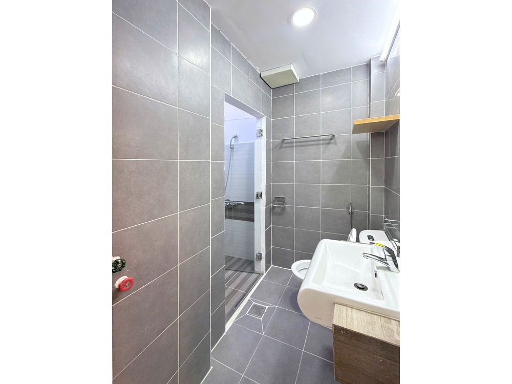 ID 2259 modern bathroom with vanity sink and toilet